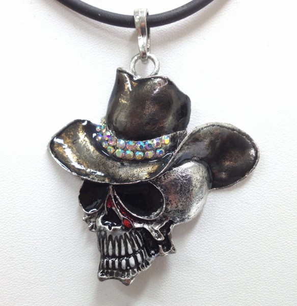 Skull pendant with crystal stones, color: Silver crystal: OFF