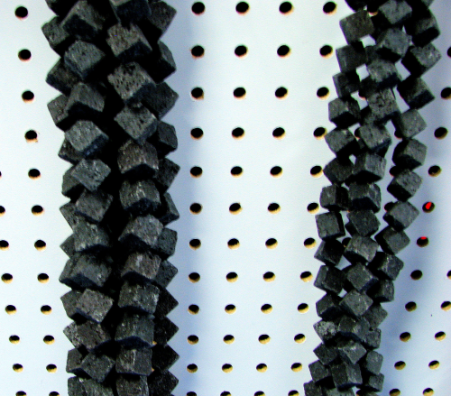 Lava Würfel 10mm - schwarz - diagonal gebohrt - 1 Strang ca. 40cm
