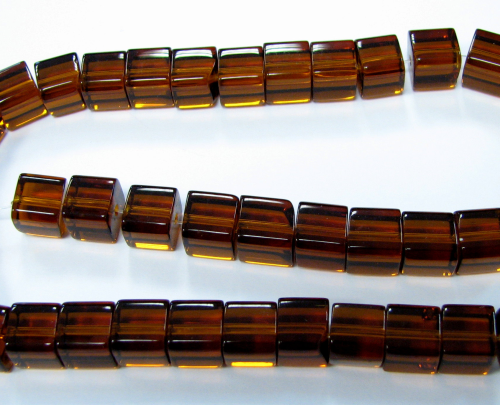 Glass cubes 8x8 mm – glossy brown – 1 strand with approx. 40-42 cubes