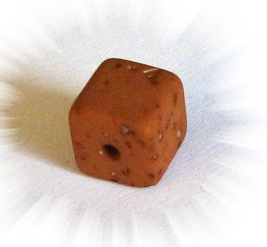 Polaris Gala sweet cube 8 mm rust brown – small hole