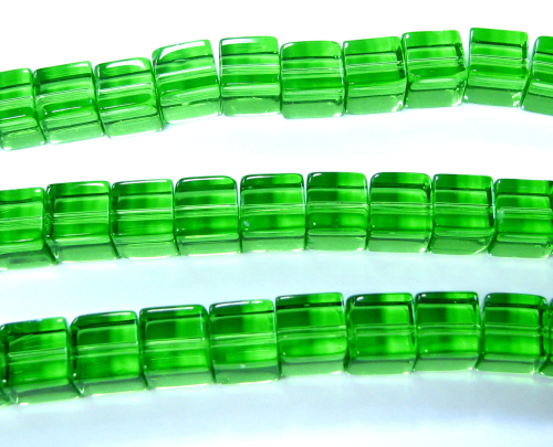 Glass cubes 8x8 mm – glossy green – 1 strand with approx. 40-42 cubes