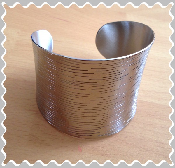 Stainless steel bangle with stripe pattern