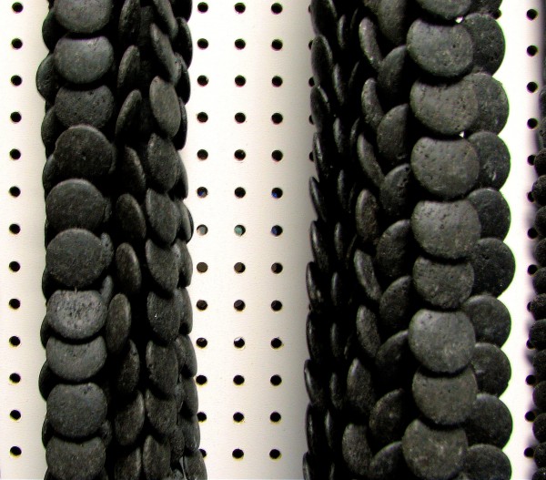 Lava Linse 26x6mm diagonal gebohrt - schwarz - 1 Strang ca. 40cm