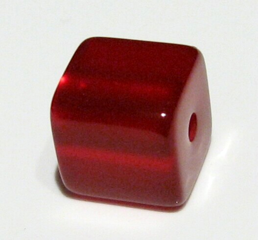 Polaris cube 6 mm glossy ruby – small hole