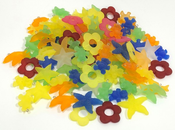 Plastic pendant approx. 3 cm tall – 100 pieces