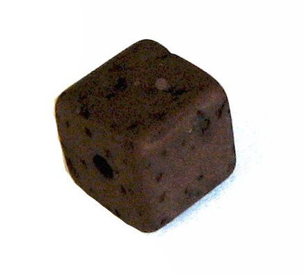 Polaris Gala sweet cube 8 mm dark brown – small hole